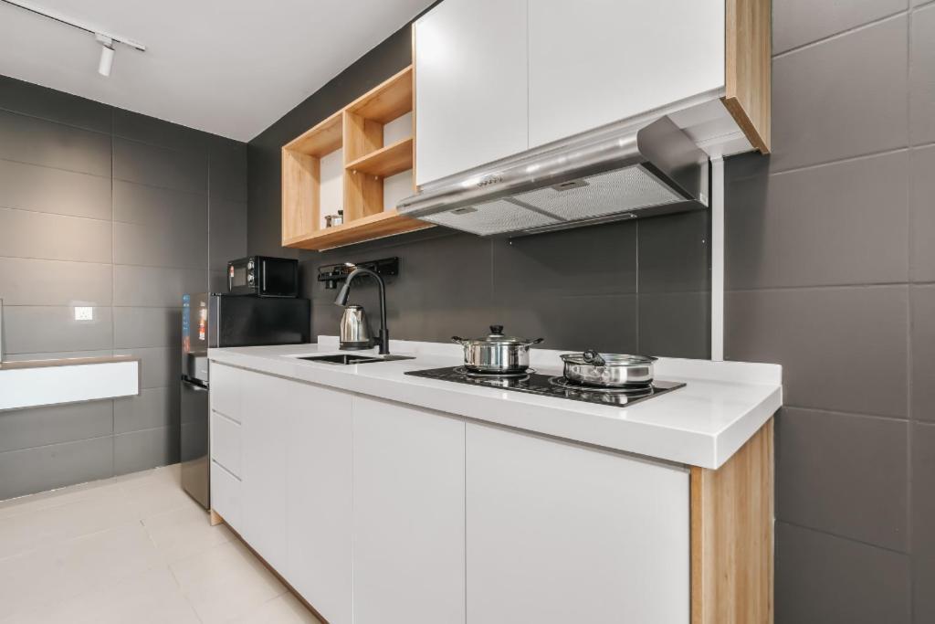 Nowhere 2Br & 2Bath Apartment With Balcony @ Reizz Residences 쿠알라룸푸르 외부 사진